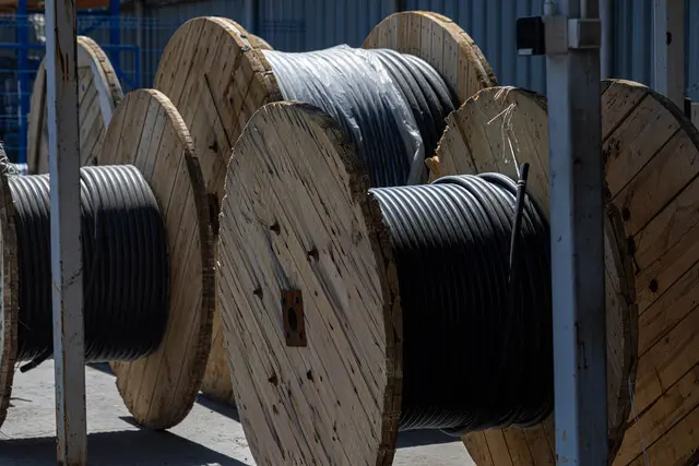 انبارش و نگهداری قرقرههای چوبی کابل